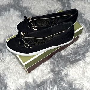 7.5 W Black canvas client with rubber bottoms and gold chain decorative detail